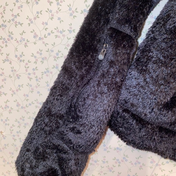 The North Face Medium Style #AC6V Season #F06 Black Polyester Fuzzy Furry Jacket - Picture 8 of 8